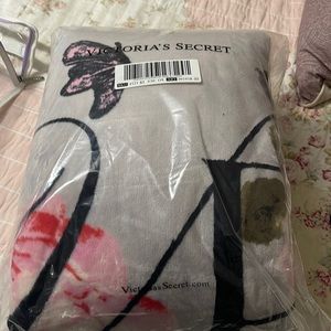 New without tags Vs floral throw blanket